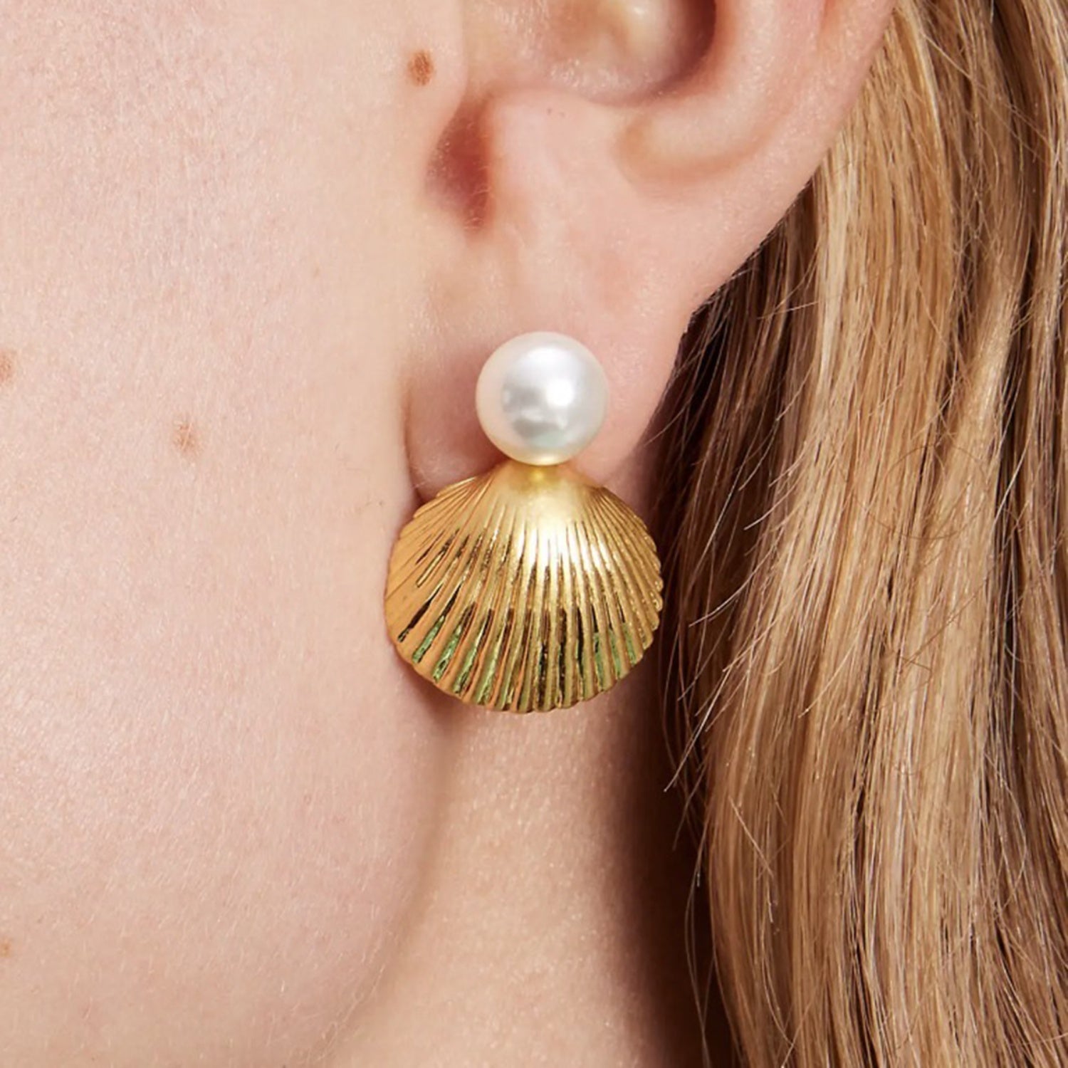 GlamourGold Shell Shape Earrings – Elegant 18K Gold-Plated Design